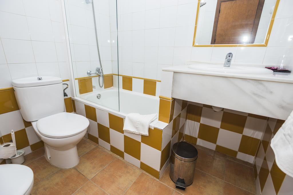 Hostal Las Cumbres โกนิล เด ลาฟรอนเตรา ภายนอก รูปภาพ